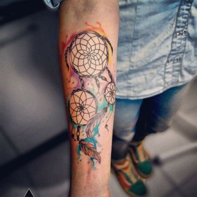  Tatouage attrape rêve effet taches de couleurs jaunes, turquoises, rouges et violettes